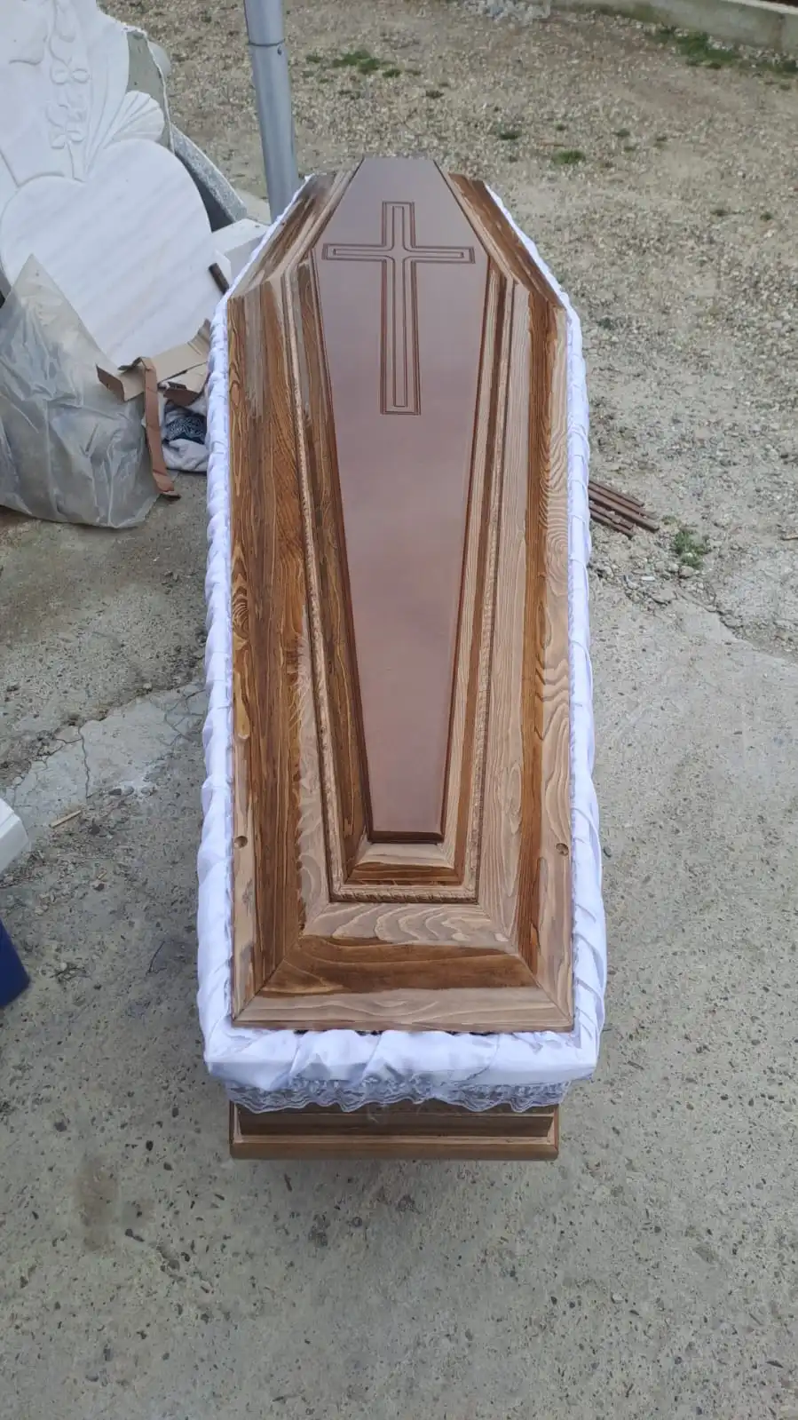 Sicriu premium cu finisaje elegante